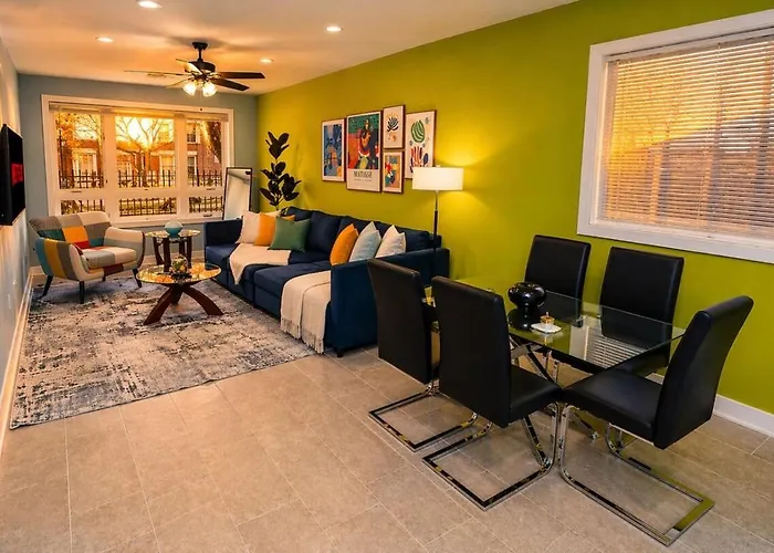 Spacious 3br Near United Center & Medical District Apartment