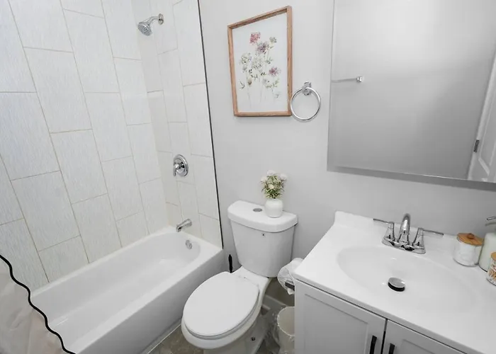Spacious 3br Near United Center & Medical District Apartment *