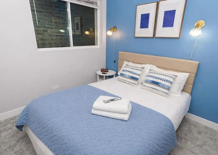 Spacious 3br Near United Center & Medical District Apartment *