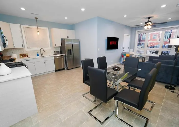 Spacious 3br Near United Center & Medical District Chicago